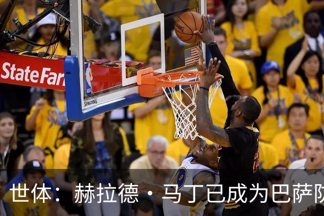 世体：赫拉德·马丁已成为巴萨防线支柱之一，俱乐部计划与他续约